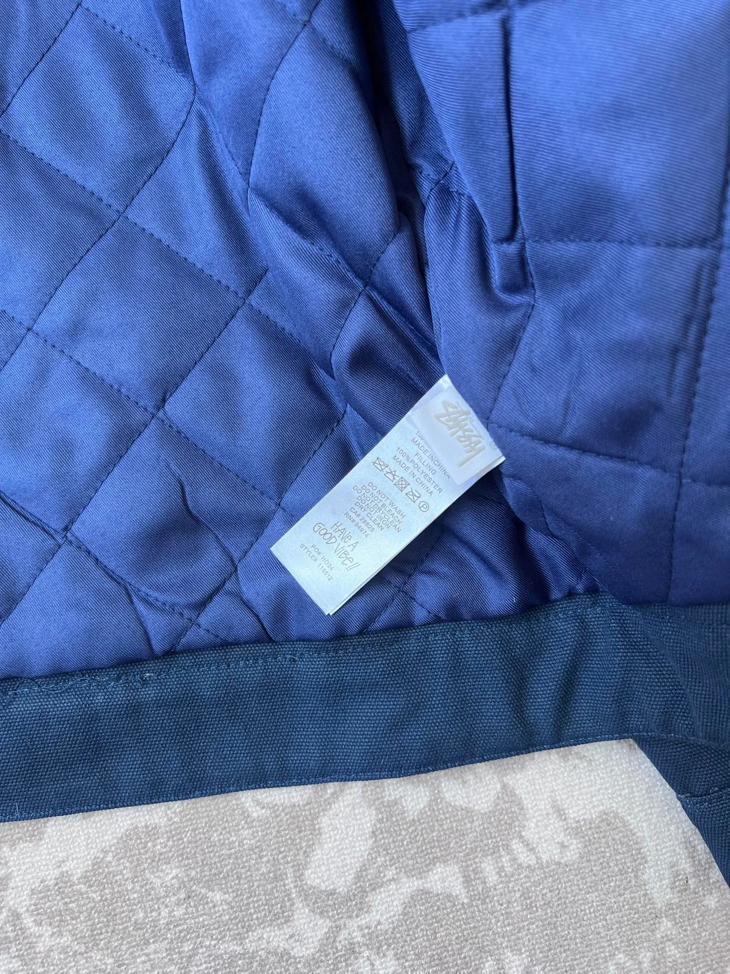 New T66# jacket version 340💰/quilted version 360💰 Stussy x Denim Tears joint model SS25 round chest logo printed zipper opening work jacket, same style for men and women, navy blue Accessories: original dismantling and development, one-to-one customized small labels, collar labels, washing, hang tags, hardware, etc. - Fabric: It is made of the original one-to-one 275g pure cotton fabric, and the high-count double yarn process improves softness and durability. The whole piece is washed, giving it a vintage navy blue distressed texture, echoing the nostalgic tone of the campus theme.   - The collar part is spliced ​​with corduroy or cotton fabrics, which contrasts with the washed cotton of the main body to enhance the visual layering and improve wearing comfort.    - The iconic "Double S + Kapok Ring" combination logo on the back is three-dimensional embroidery. The cotton texture and letter lines stand out in three-dimensionality, enhancing brand recognition.   - A small area of ​​embroidery, card colors and Never Renege slogans are added to the side to echo the cultural theme of the African American community.   - Continuing the short and wide cut of the Detroit work jacket, the cuffs and hem are tightened to give both functionality and practicality.   - The interior adopts quilting technology to provide moderate warmth while maintaining lightness, which is suitable for spring when the temperature difference between morning and evening is large.     - Equipped with YKK metal zipper, it opens and closes smoothly and is durable, and the edge wrapping process improves the overall structural strength.  - African cultural elements: symbols such as the Ace of Spades, the Bid Whist card game scene, and the Jamaican high school area code "718" are integrated into the single product through embroidery, printing and other processes to convey the cultural proposition of Denim Tears.  - Joint logo: Stussy double S logo and Denim Tears kapok ring are combined with embroidery and printing to strengthen the uniqueness of the joint series.  Size: M-2XL M bust 127 length 65.5 sleeve length 61 shoulder width 53.3 [160-165cm 60-70kg] L bust 132 length 66.8 sleeve length 62.2 shoulder width 55.9 [165-170cm 70-85kg] 【170-175cm 80-95kg】 XXL Bust 142.2 Clothes Length 69.3 Sleeve Length 64.8 Shoulder Width 61 【175-180cm 90-105kg】
